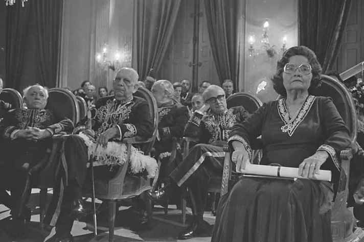 Rachel de Queiroz, primeira mulher a ocupar cadeira na Academia Brasileira de Letras, na cerimônia de posse, em 1977