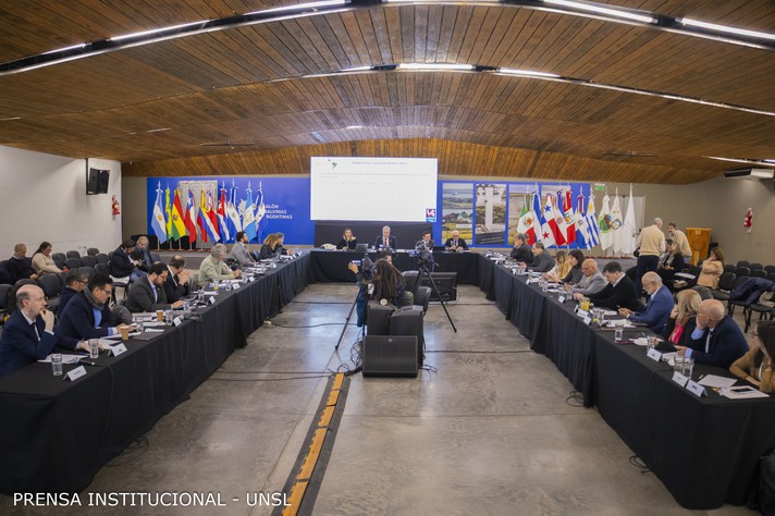 Representantes das associações que compõem o Enlaces em conferência na UNSL: apoio às universidades argentinas