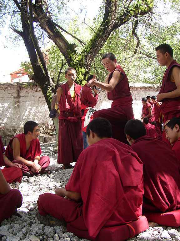 Reunião de monges budistas no Mosteiro de Sera, no Tibete