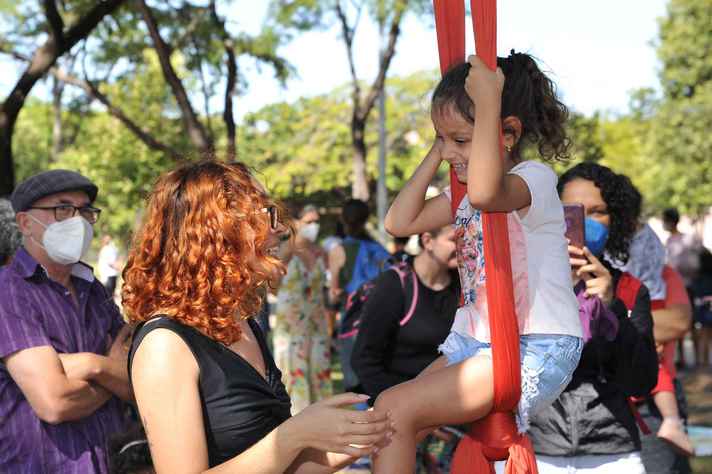 Criança se diverte no 'Circo aéreo', uma das atrações da última edição do 'Domingo no campus'