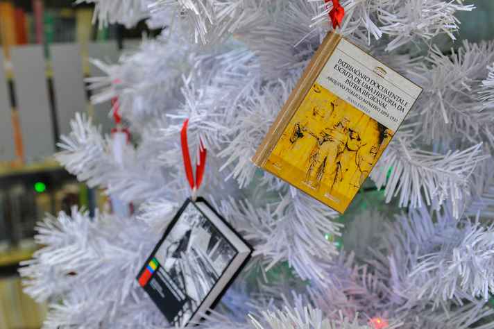 Miniaturas de livros enfeitam a árvore de Natal da Biblioteca