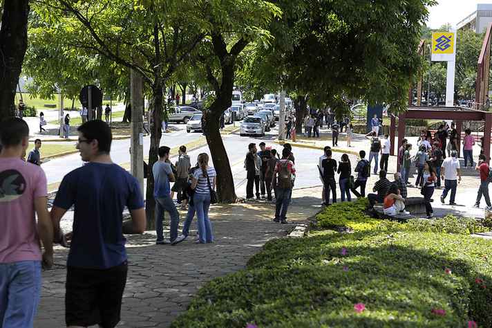 Movimentação de estudantes nas imediações da Praça de Serviços, no campus Pampulha