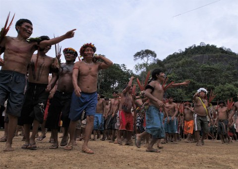 Grupo de Yanomamis em sua terra indígena no estado de Roraima