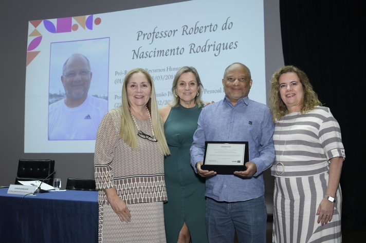 Foto: Jebs Lima | UFMG Pró-reitor de 2012 a 2014, Roberto do Nascimento Rodrigues foi um dos homenageados