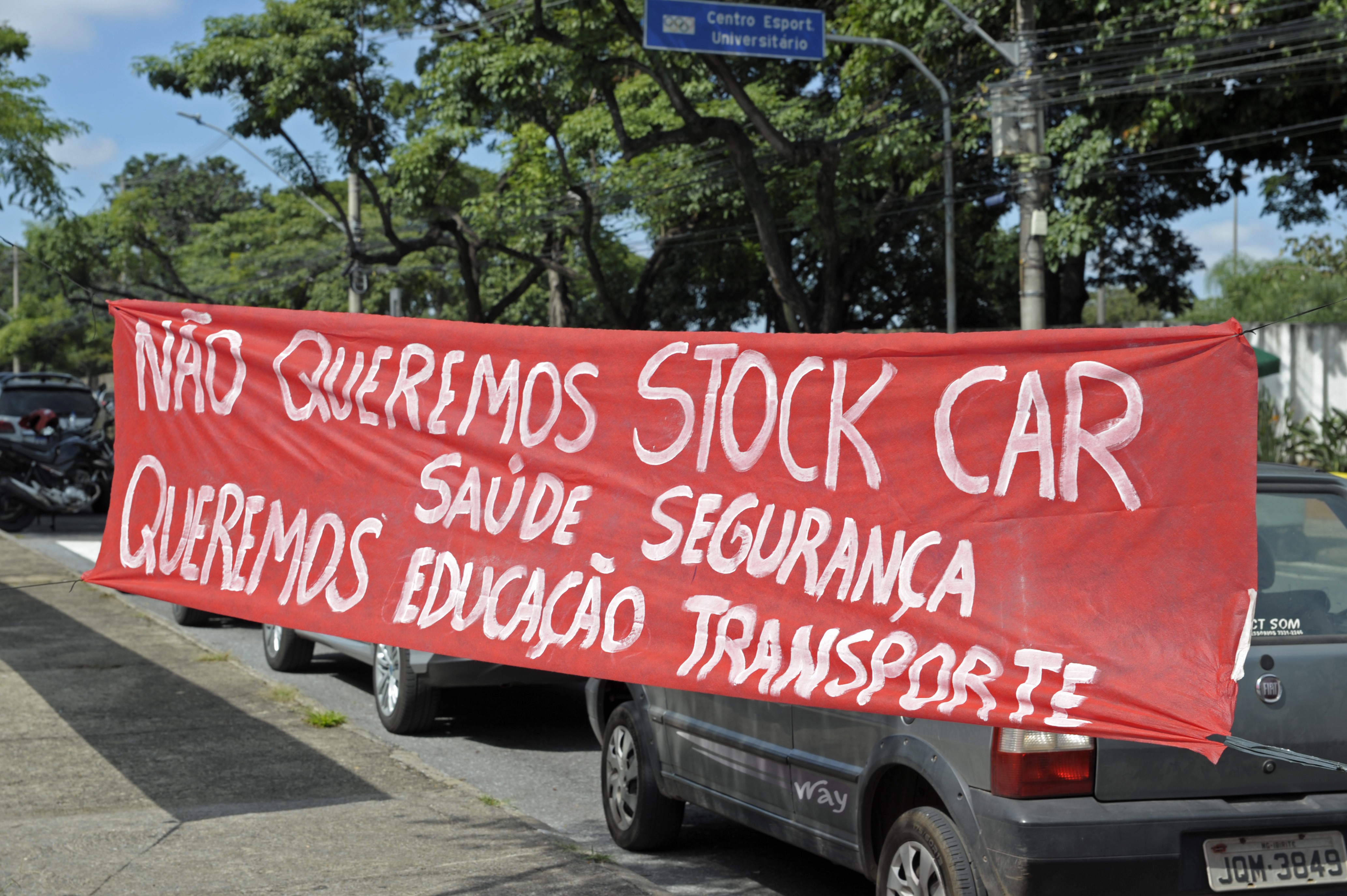 Faixa de protesto contra a Stock Car na Pampulha