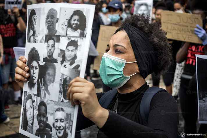 Mulher protesta em Barcelona com retratos de vítimas do rascimo: