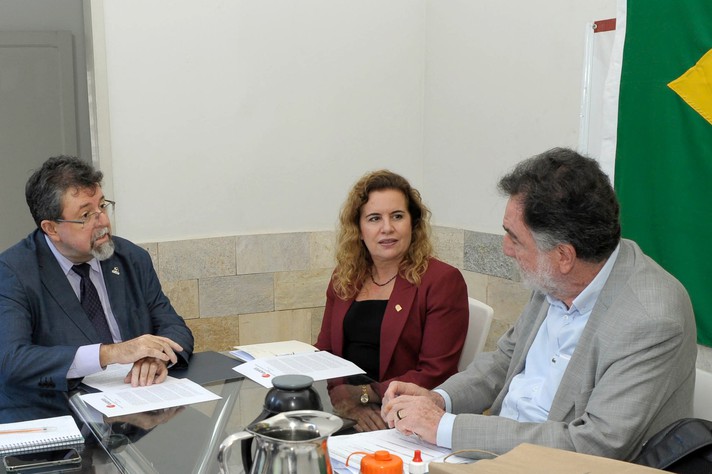 O deputado federal Patrus Ananias (à direita) discutiu a proposta da Andifes com os reitores Dácio Matheus e Sandra Goulart