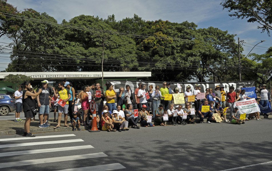 Manifestantes em frente ao Centro Esportivo Universitário, uma das instalações da UFMG mais próximas do circuito da Stock Car