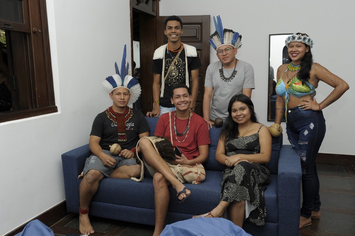 Moradores das casas-bioma reunidos na sala de estar da Casa Caatinga, no bairro São Luiz, em Belo Horizonte