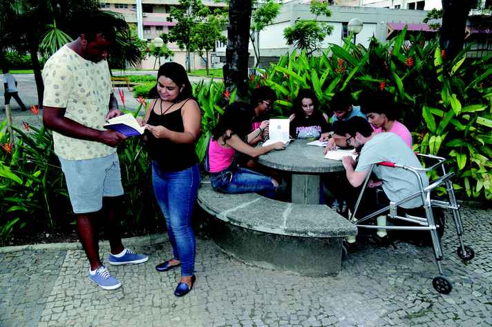 Estudantes da UFMG reunidos em área de convivência na Praça de Serviços