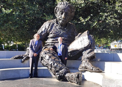 Virgílio Almeida e Vanderlei Bagnato (USP), os novos memrbros brasileiros eleitos pelo NAE, em frente ao Memorial Albert Einstein, em Washington (EUA)