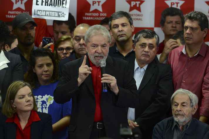 Logo no início da sessão, o advogado do ex-presidente Lula, Cristiano Zanin, reclamou do pouco tempo para a exposição dos argumentos da defesa