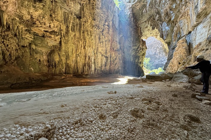 Pesquisadora na gruta do Janelão 3