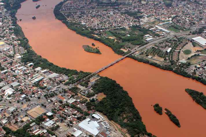 Vista de Governador Valadares, no Vale do Rio Doce, atingida pela lama da barragem da Samarco