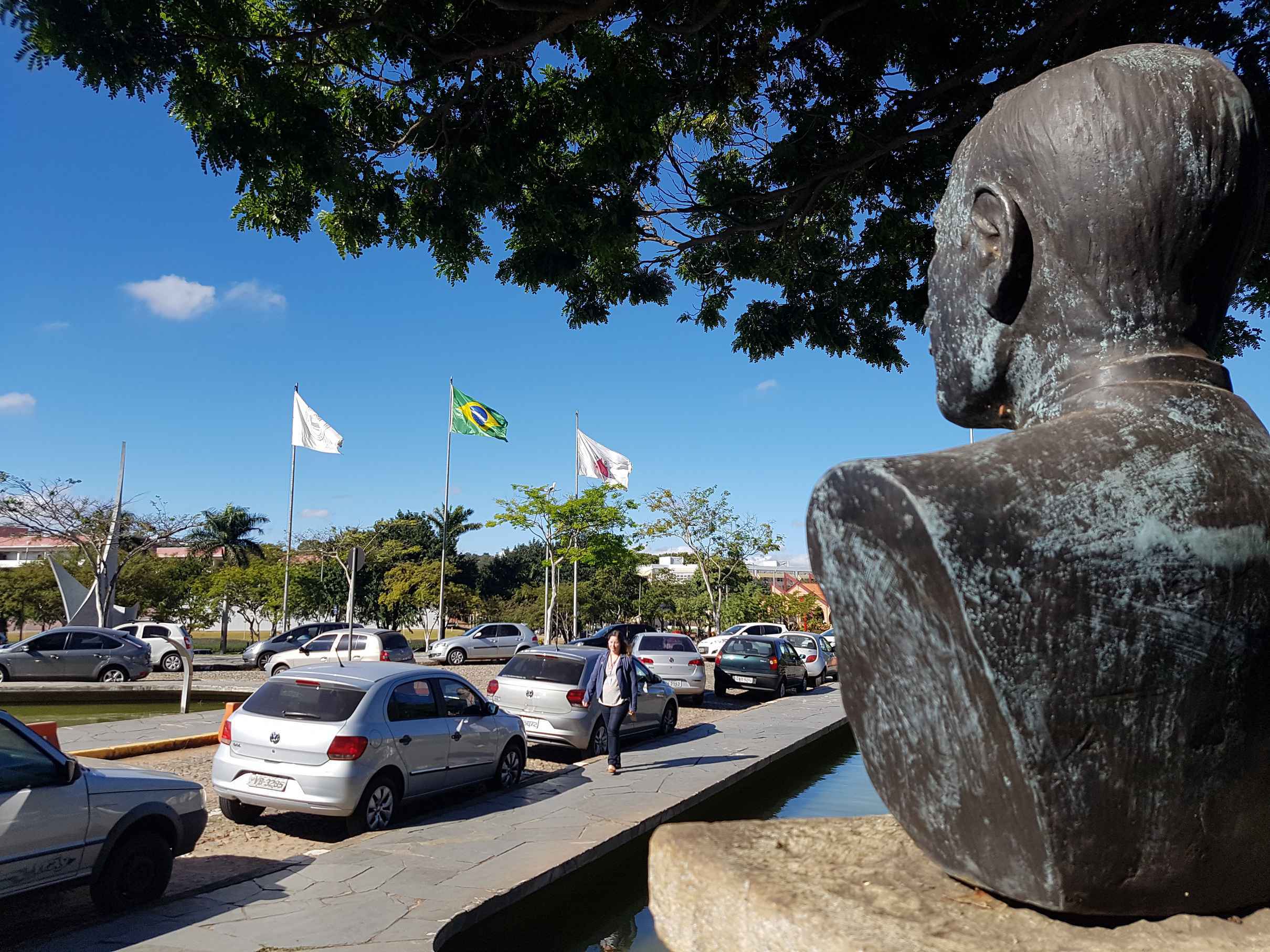 Busto do professor Mendes Pimentel, o primeiro reitor da UFMG, no campus Pampulha, com bandeiras da Universidade, do Brasil e de Minas Gerais ao fundo: escolha de reitores deve ser legitimada pela comunidades universitárias