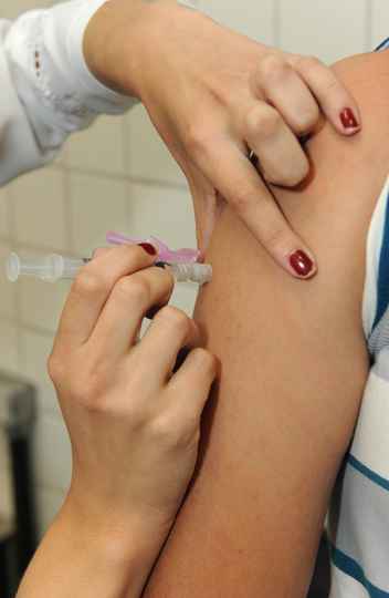 Pessoa é vacinada contra a doença no campus Pampulha