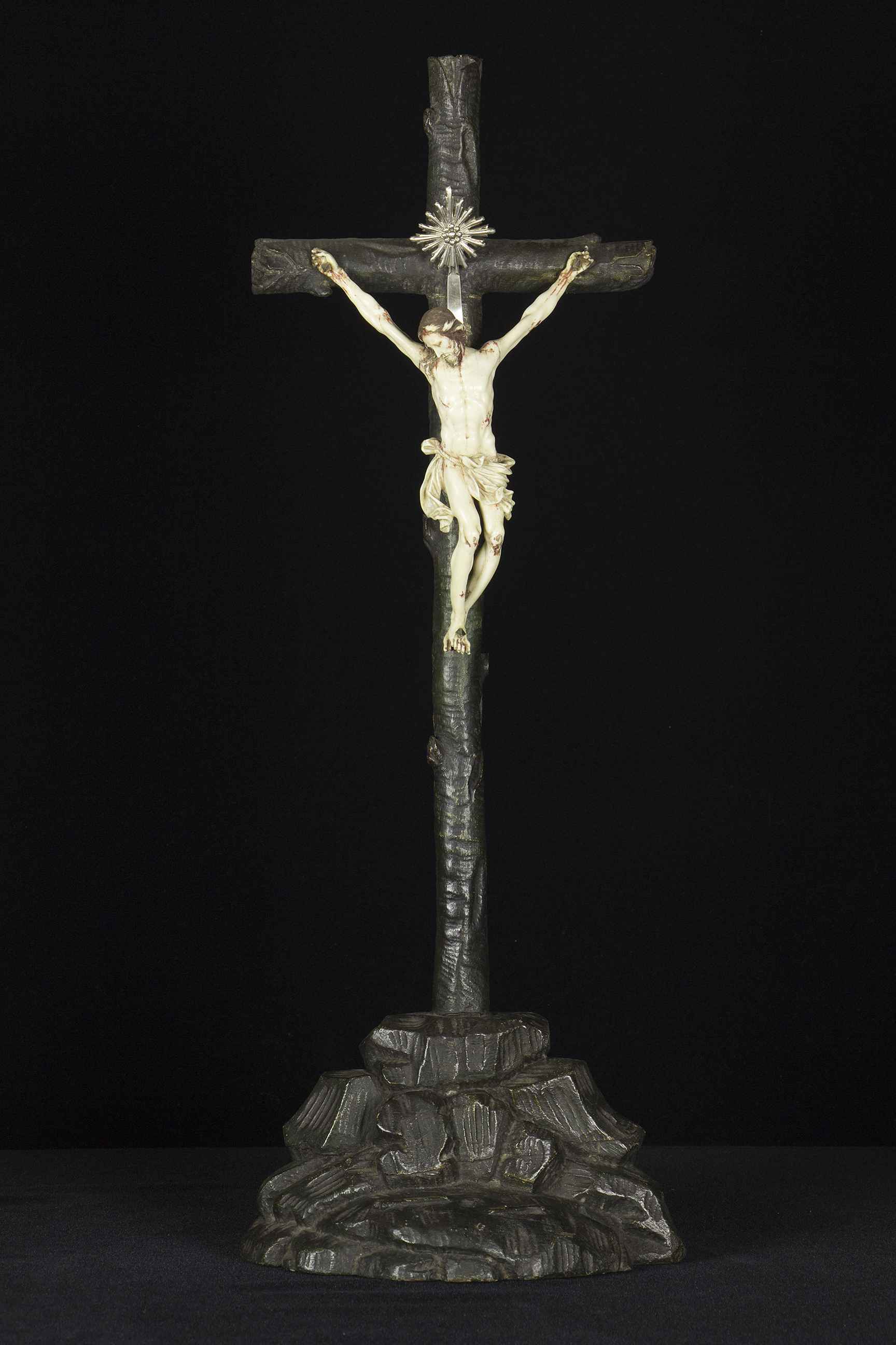 Crucifixo em madeira e marfim, do século 18