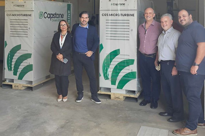 Foto: Arquivo pessoal Juntos às novas turbinas: Macilene Gonçalves, pró-reitora adjunta da Proplan; Gustavo Côrtes; Maurício Freire, pró-reitor de Planejamento; Braz Cardoso; e Maicon Albuquerque, diretor do CTE