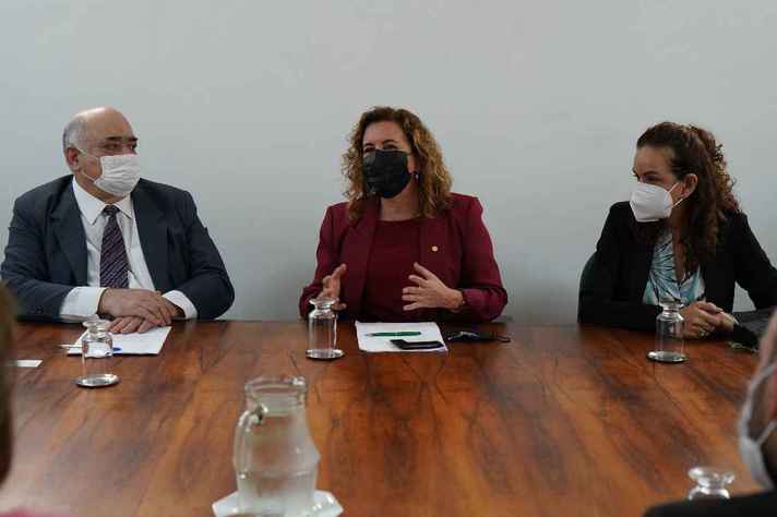 A reitora Sandra Goulart entre o presidente da Fecomércio, Lázaro, e a diretora de Cooperação Institucional, Zélia Lobato