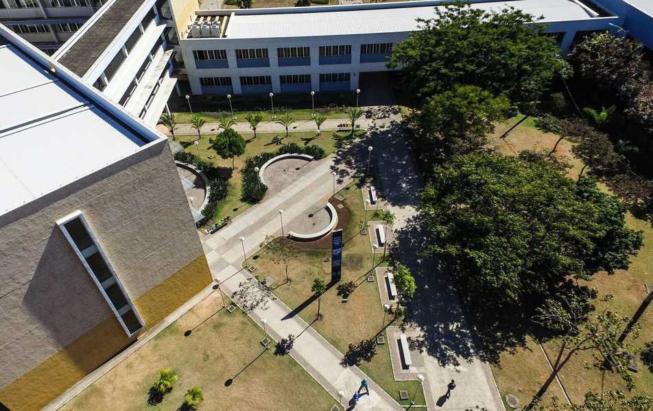 Imagem aérea da Escola de Engenharia, campus Pampulha, onde bolsista exercerá atividades