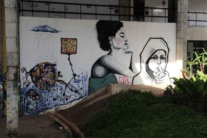 Grafite na entrada da Fafich, feito por alunos da Escola de Belas Artes