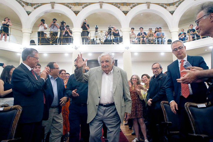 Pepe Mujica foi homenageado com distinção máxima conferida pela Universidade do Chile