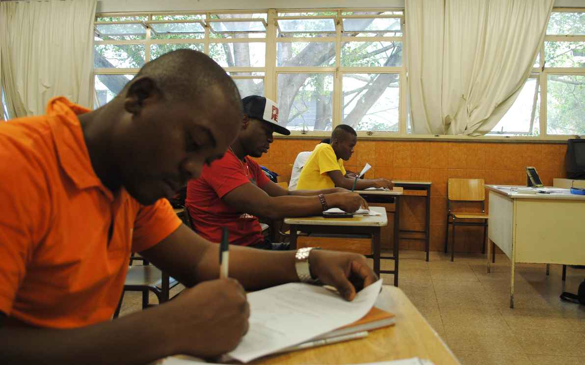 Haitianos em aula: muitos refugiados desejam aperfeiçoar suas habilidades acadêmicas