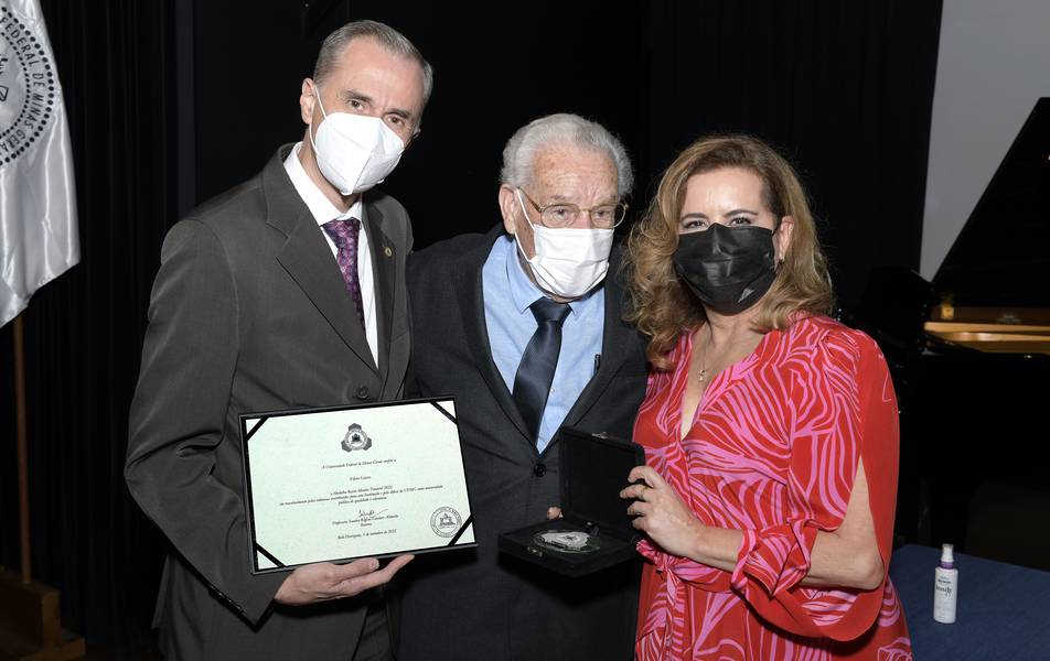 Fábio Lucas recebeu a medalha das mãos de Sandra Goulart e Alessandro Moreira