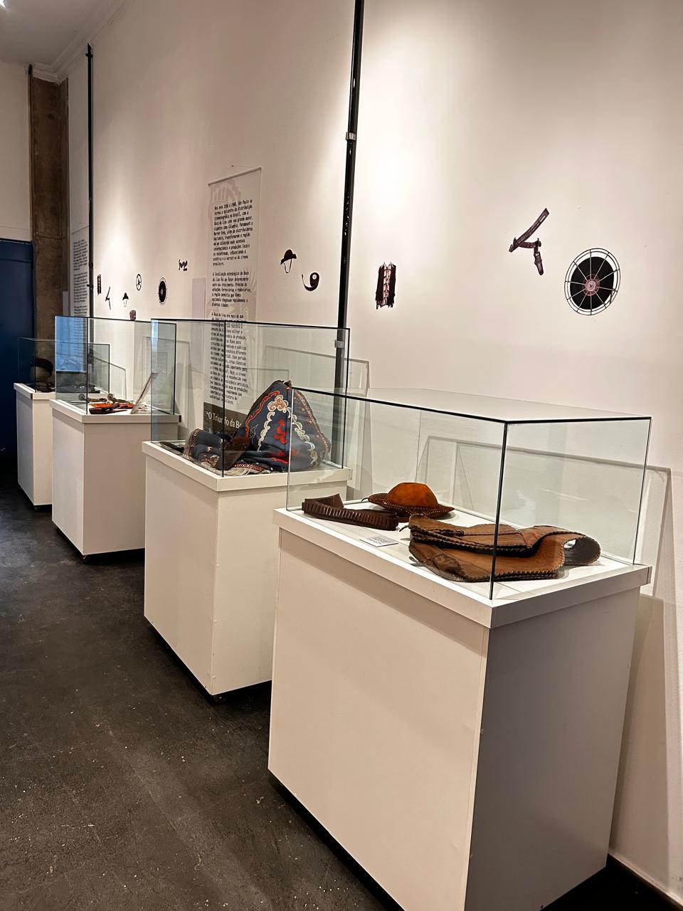 Foto: bolsistas | Acervo Imagens de Minas Peças do figurino de Tony Vieira também estão expostos na EBA