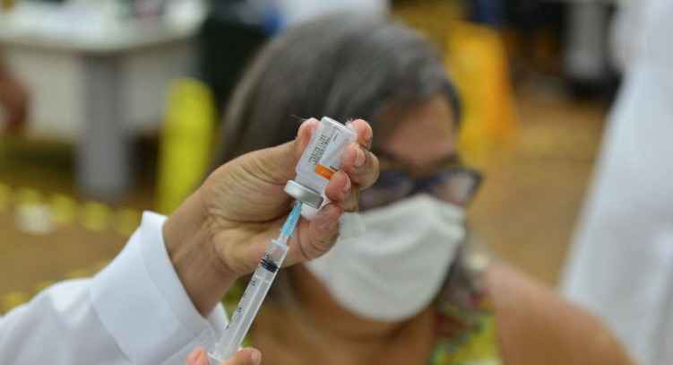 Vacinação segue lenta no Brasil em meio a problemas como falta de insumos e atrasos em entregas de doses