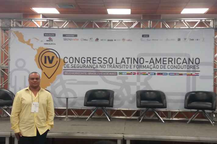 Foto de Walisson Queiroga pousado do lado esquerdo de um painel com o texto "4º Congresso Latino-Americano de segurança no trânsito e formação de condutores"