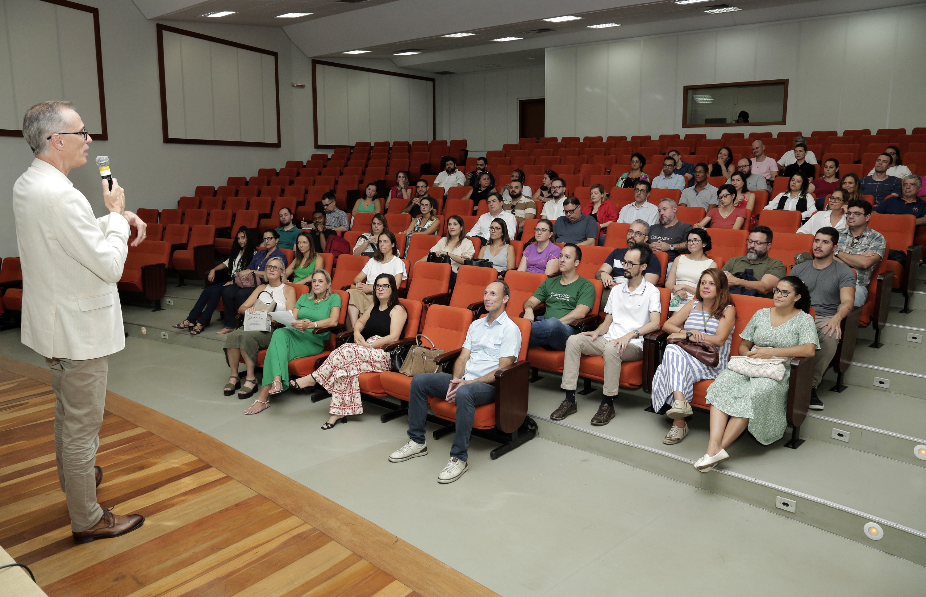 O vice-reitor Alessandro Moreira dá as boas-vindas aos novos professores da UFMG