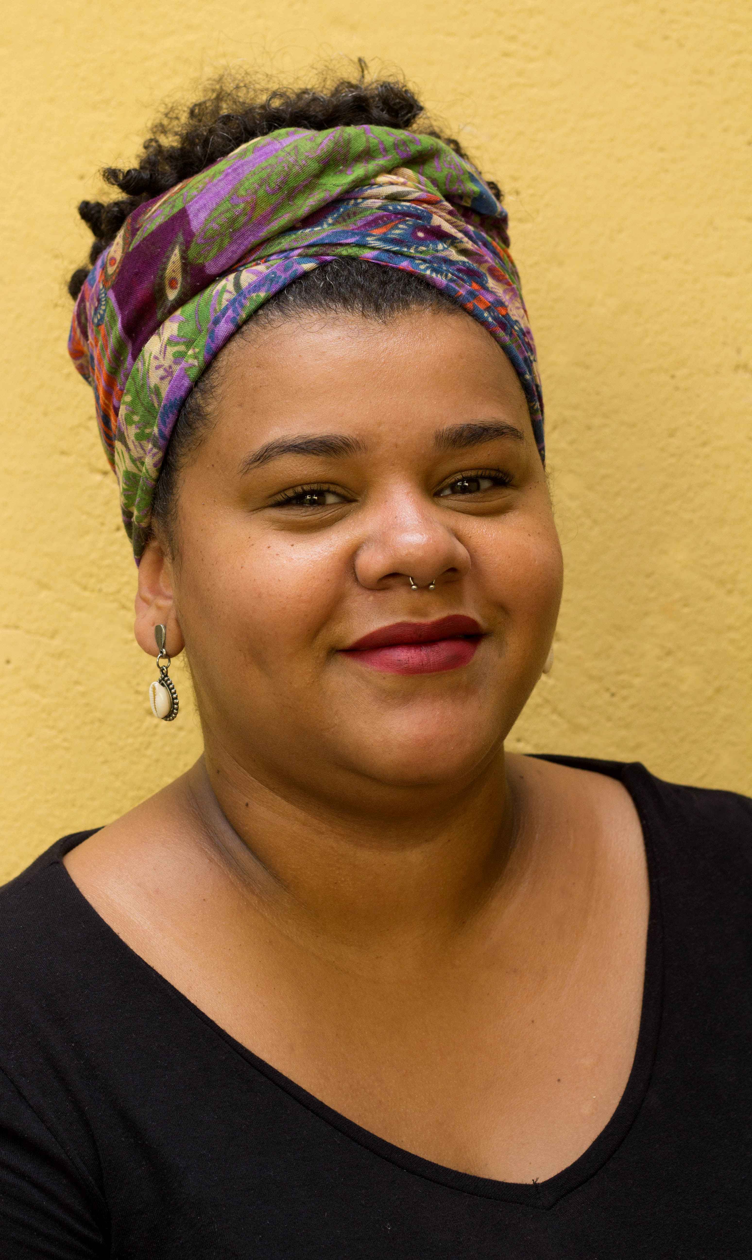 Carol Fernandes é formada em Pedagogia pela UFMG, onde começou a se envolver com a escrita