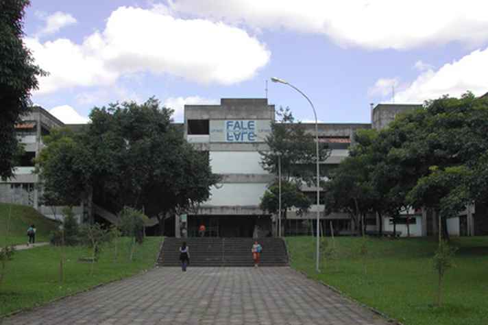 Fachada do prédio da Faculdade de Letras, no campus Pampulha