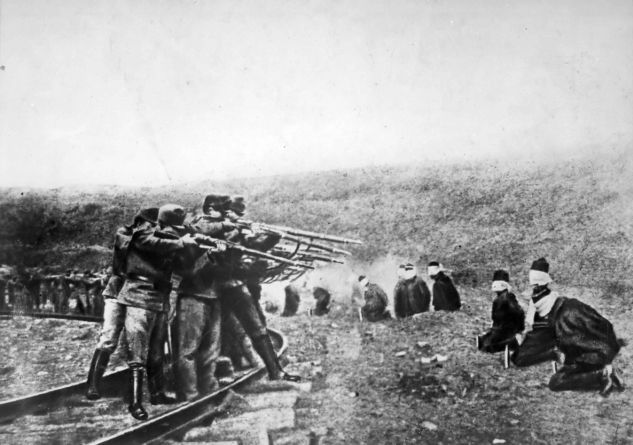 Tropas austro-húngaras executando sérvios capturados, em 1917