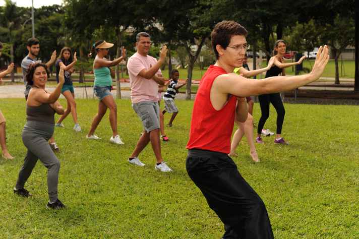 Participantes aprendem movimentos básicos da arte marcial chinesa