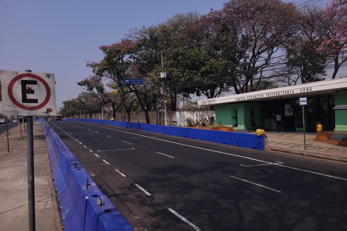 Bloquetes nas margens da avenida Coronal Oscar Paschoal impedem estacionamento de veículos