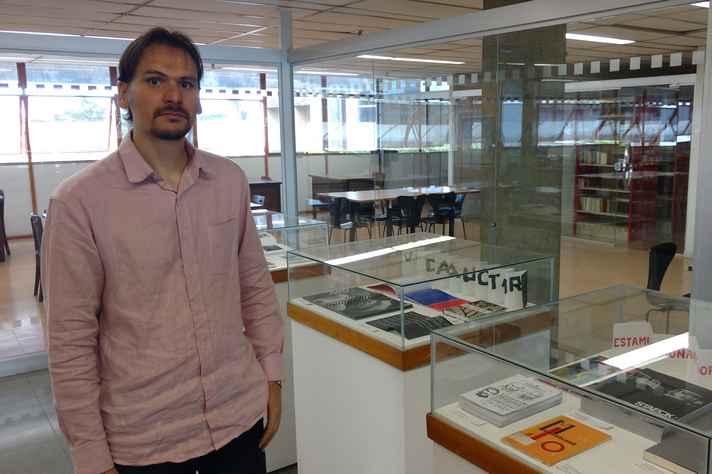 Amir Cadôr, curador da exposição, apresenta o livro de Maiakovski [volume laranja], que traz o poema inspirador da mostra