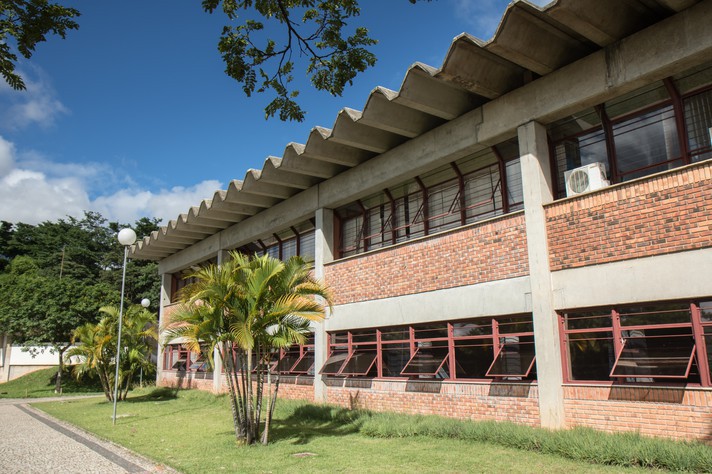 Fachada do prédio que sedia o IETA/UFMG, no campus Pampulha