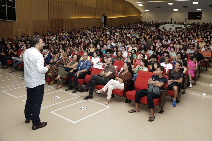 Recepção de novos alunos teve conferência sobre polarização política