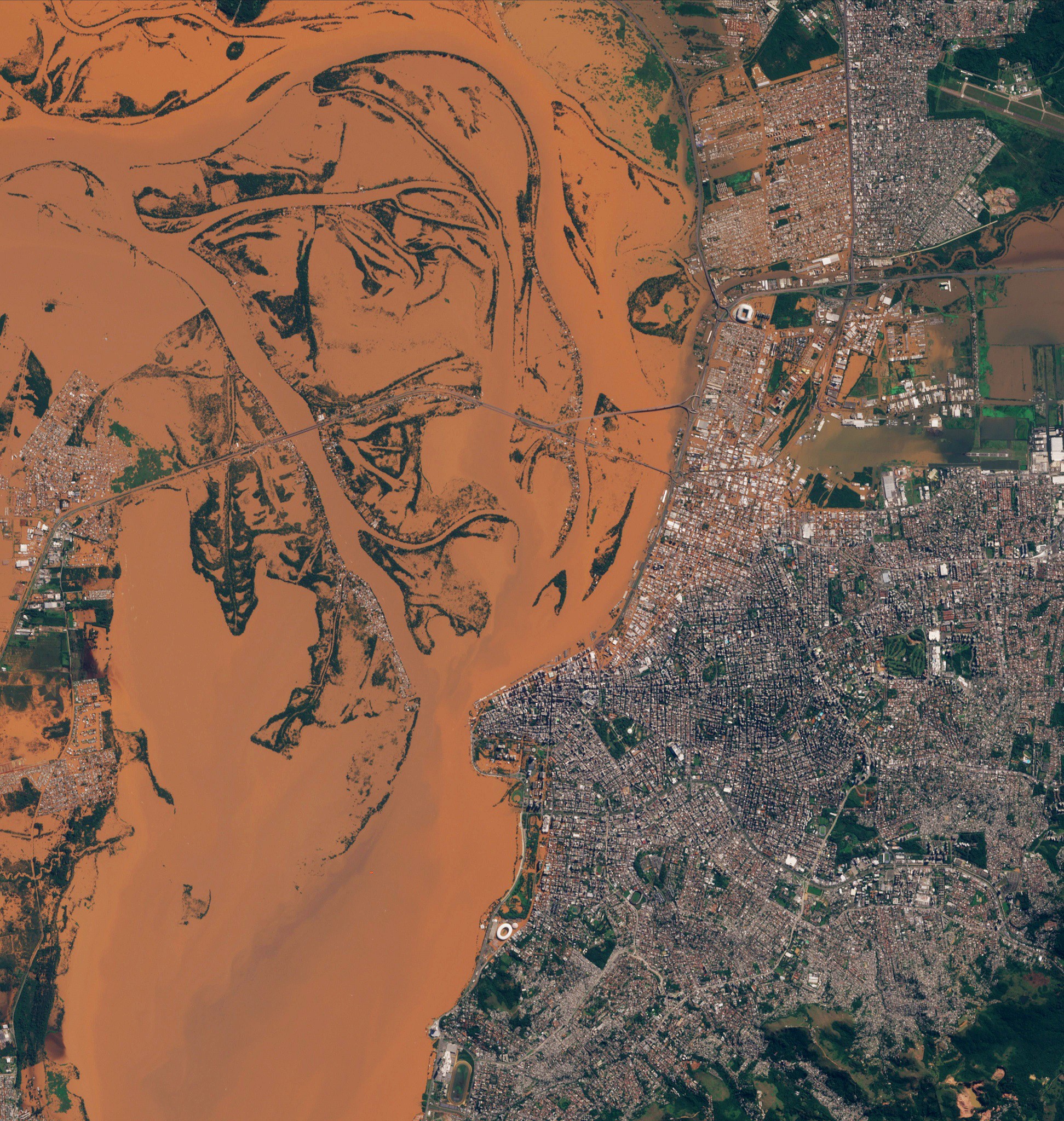 Imagem de satélite mostra a capital Porto Alegre debaixo d´água