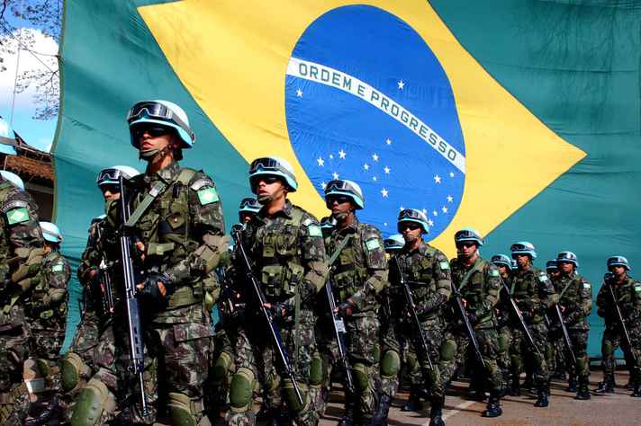 UFMG - Universidade Federal de Minas Gerais - Por falta de oportunidades,  quase metade dos jovens brasileiros considera tentar carreiras militares
