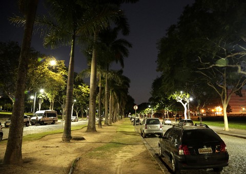 Trecho da Avenida Mendes Pimentel, cujas luminárias já foram substituídas
