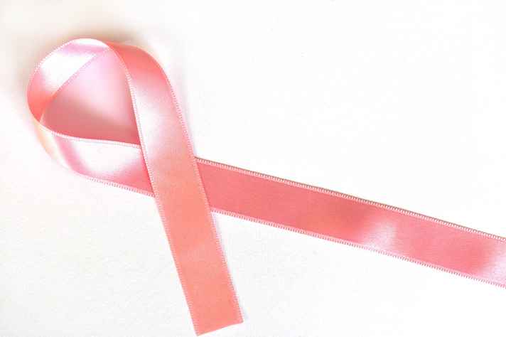 O laço cor-de-rosa é o símbolo internacional na prevenção do câncer de mama