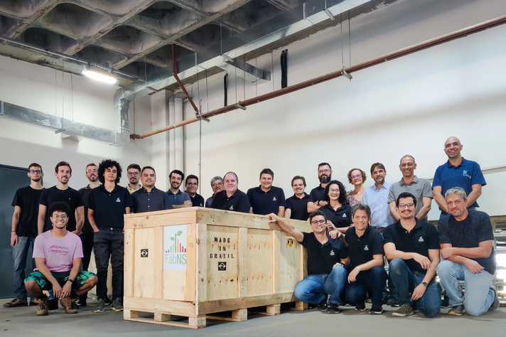 Equipe da FabNS ao lado da caixa com partes do nanoscópio que será exportado para a Alemanha