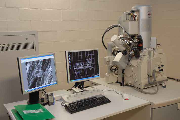 Focused Ion Beam Electron Microscope (FIB) de duplo feixe (elétron e íon), aparelho foi utilizado no Dia Nacional da Ciência em 2018