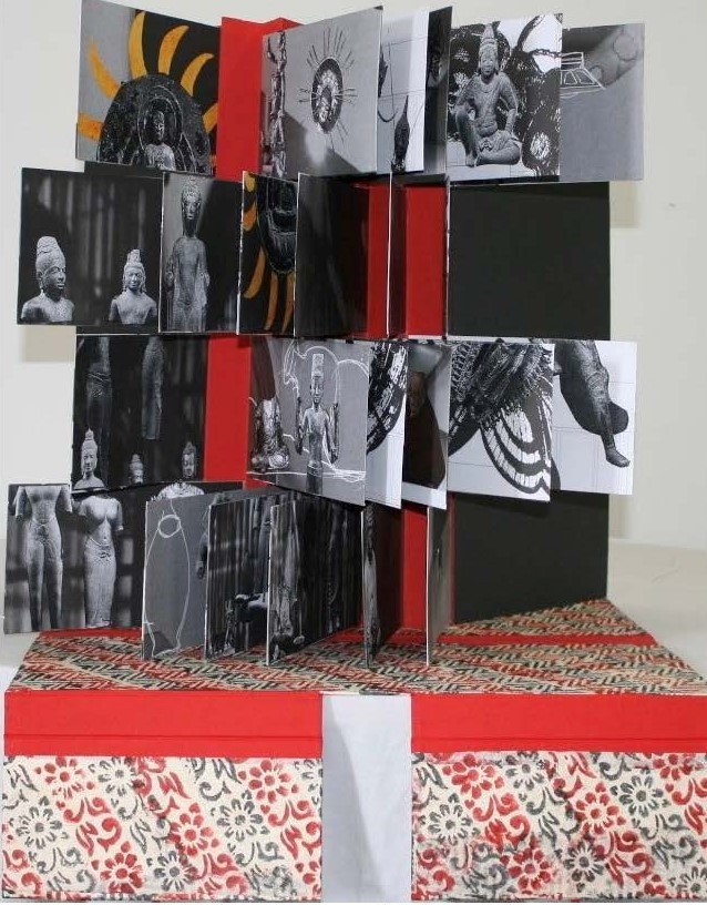 Instalação da exposição de Lucia Kubitschek: