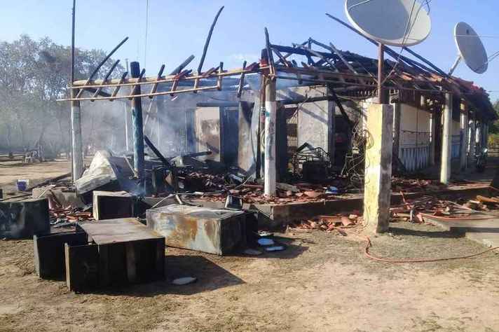 O que restou da escola Xakriabá, após o incêndio criminoso