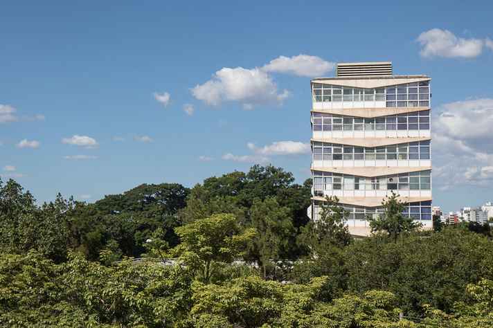 Vista do prédio da Reitoria, no campus Pampulha