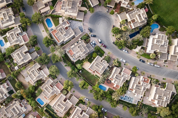 Imagem aérea de um bairro residencial: as piscinas são potenciais criadouros do mosquito